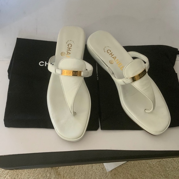 CHANEL LOGO WHITE LEATHER THONG SANDALS - Picture 1 of 4